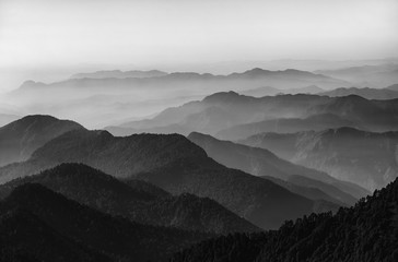 Vallée et montagnes en noir et blanc