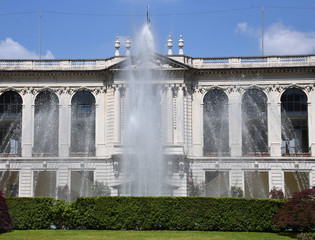 Hauptgebäude des Ippodromo del Galoppo mit Fontäne des Springbrunnens im Vordergrund