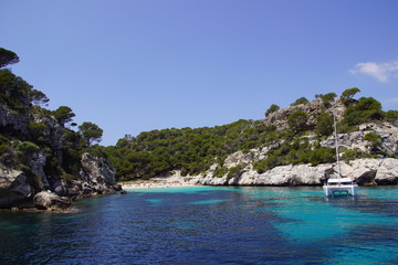 Fototapeta premium Magnifique calanque aux eaux turquoises sur l'île de Minorque, Baléares, Espagne