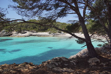Fototapeta na wymiar Magnifique calanque aux eaux turquoises sur l'île de Minorque, Baléares, Espagne