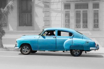 Fototapeta na wymiar Old Cuban taxi in Havana streets