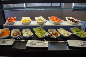 Assortiment de crudités présenté en buffet.