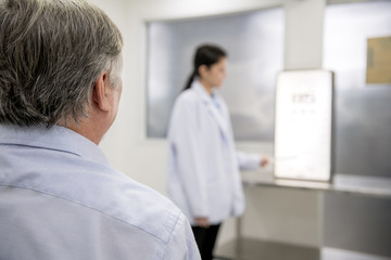 Obraz premium Opitcian with patient.