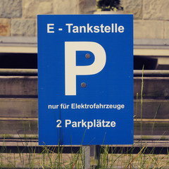 Parkplatz für Elektrofahrzeuge, Ladestelle, Ladestation, E-Mobilität
