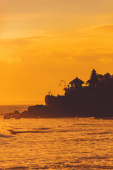 Obraz premium Silhouette of Tanah Lot temple in Bali, Indonesia.