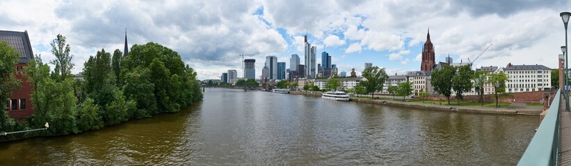 Frankfurt am Main Panorama Skyline im Sommer