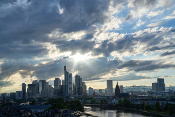 Fototapeta na wymiar Frankfurt am Main Skyline mit vielen Wolken am Himmel