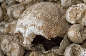 Ossements humains dans l'église Nossa Senhora do Carmo à Faro, Algarve, Portugal