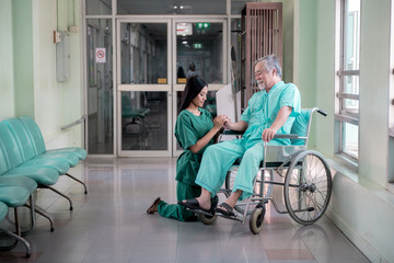 Obraz premium Nurse with patient.