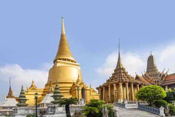 Obraz premium Świątynia Phra Sri Ratana Chedi pokryta złotą folią w wewnętrznym Grand Palace