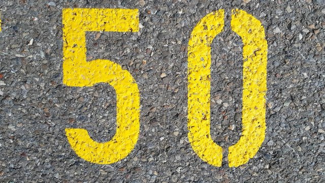 50 Zahl gelb auf Asphalt