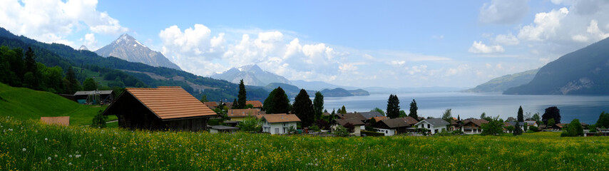 Kleines Bergdorf am Thuner See (CH)
