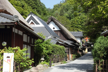 京都　嵯峨鳥居本　茅葺屋根の町並み