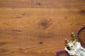 Bolsa con botes de cristal sobre fondo de madera