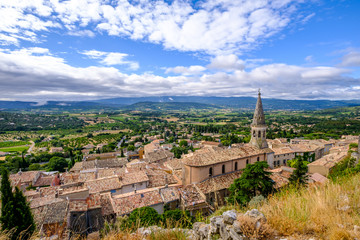 Vue panoramique sur le village de Saint-Saturnin-les-Apt et le parc naturel du Luberon. Provence,...