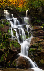 Obraz premium waterfall with moss rocks