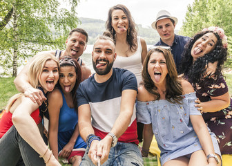 Acht Freunde machen ein Selfie Foto. Verrückte Jugendliche strecken ihre Zungen raus.