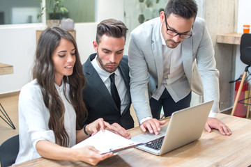 Obraz premium Beautiful business people working together in office