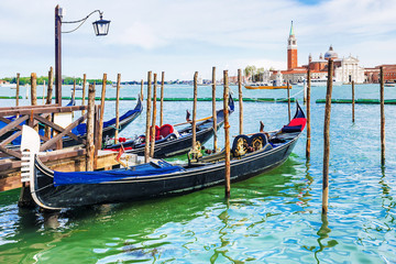 Fototapeta na wymiar gondola on the embankment in Venice. Italy