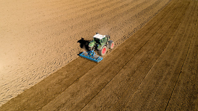 Tracteur labourant un champ dans la campagne, France