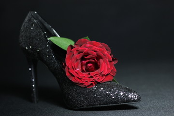 High Heels mit roter Rose