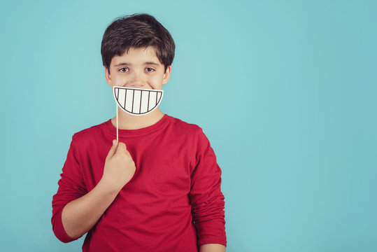 ni&ntilde;o gracioso y sonriente sobre fondo azul