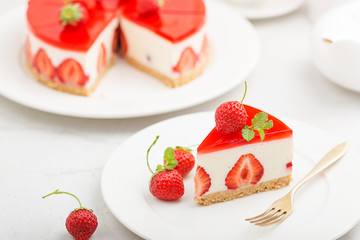 Cold cheesecake with strawberry and strawberry jelly.