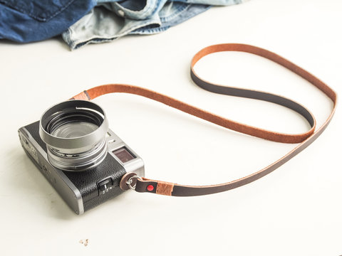 Genuine leather camera strap with mirorless camera