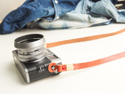 Genuine leather camera strap with mirorless camera