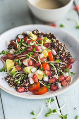 Salade d'été au Quinoa, Avocat, Tomate, Grenade et Sauce Tahini
