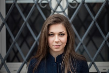 Fototapeta premium Woman leaning against a wall