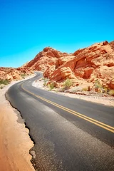 Foto op Plexiglas Hemelsblauw Verlaten weg, reisconcept, Valley of Fire, Nevada, VS.