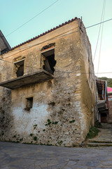 Fototapeta na wymiar alte Häuser an einer Straße in einem Dorf auf Korfu
