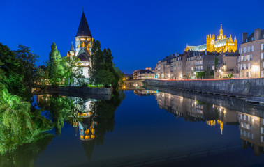 Fototapeta na wymiar Temple Neuf de Metz an der Mosel Frankreich bei Nacht