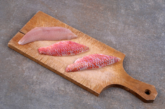 Filets de rougets sur une planche &agrave; d&eacute;couper