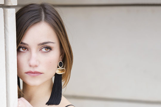 Ritratto di bellissima Ragazza con espressione seria