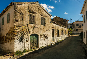 Fototapeta na wymiar alte Häuser an einer Straße in einem Dorf auf Korfu