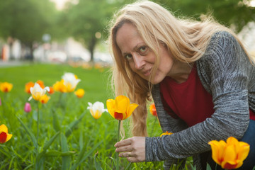 Obraz na płótnie Canvas Happy woman holding a tulip