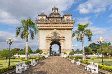Fototapeta premium Patuxai, Victory Gate, a replica of Arc de Triomphe, Vientiane, Laos, Indochina, Southeast Asia, Asia.