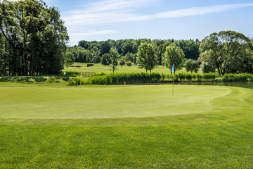 Golfplatz mit blauer Flagge