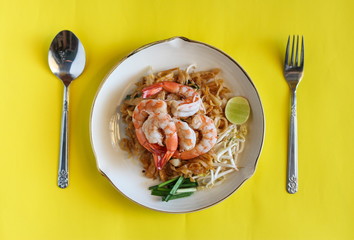 Fried noodle Thai style with prawn