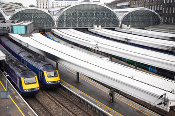Naklejka premium Pociągi odjeżdżają ze stacji Paddington w Londynie
