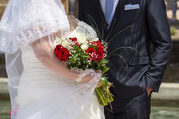 Coppia di sposi con bouquet