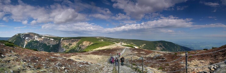 Obraz premium Panorama z podejścia na Śnieżkę na Przełęcz pod Śnieżką