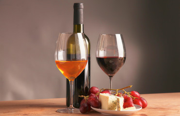 Naklejka premium bottle of wine and glass on the table