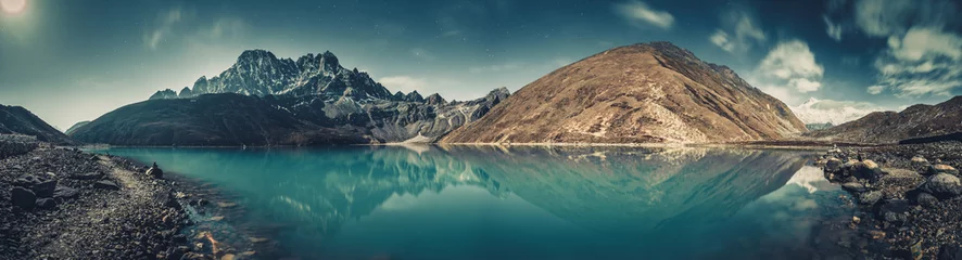 Papier Peint photo Himalaya Des paysages spectaculaires, le lac cristallin de Gokyo sur le puissant fond enneigé de l& 39 Himalaya. Force et beauté d& 39 une nature sauvage et vierge. Image idéale pour les arrière-plans et fonds d& 39 écran.