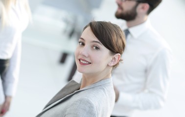 Obraz premium confident business woman on blurred background office.