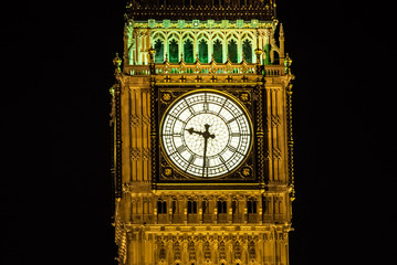 Fototapeta na wymiar Turm Uhr Detail Licht Nacht Farbe Big ben