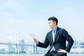 ビジネスイメージ・タブレットPCを持つ男性