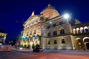 Fototapeta na wymiar Federal Palace of Switzerland in Bern late evening